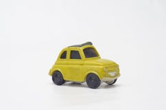 Altes und lustiges gelbes Plastikauto stockfotografie Altes und lustiges gelbes Plastikauto stockfotografie