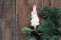 Altes Weihnachtsspielzeugkaninchen auf einer Niederlassung Stockfoto Altes Weihnachtsspielzeugkaninchen auf einer Niederlassung Stockfoto