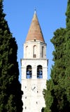 Alto campanario de la ciudad antigua de AQUILEIA entre cypre alto foto de archivo libre de regalías Alto campanario de la ciudad antigua de AQUILEIA entre cypre alto foto de archivo libre de regalías