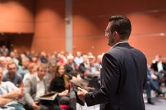 Altoparlante che presenta esposto all'evento dell'incontro di affari Altoparlante che presenta esposto all'evento dell'incontro di affari