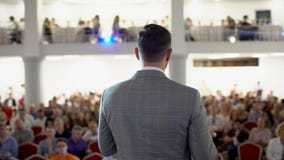 Altoparlante che presenta un esposto sull'incontro di affari corporativo Pubblico alla sala per conferenze EVENTO DI AFFARI Un gi Altoparlante che presenta un esposto sull'incontro di affari corporativo Pubblico alla sala per conferenze EVENTO DI AFFARI Un gi