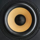 Altoparlante dell'altoparlante con il diffusore giallo immagine stock libera da diritti Altoparlante dell'altoparlante con il diffusore giallo immagine stock libera da diritti
