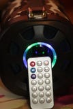 Altoparlante portatile musicale con musica telecomandata e bassa di colore dell'amplificatore LED immagine stock libera da diritti Altoparlante portatile musicale con musica telecomandata e bassa di colore dell'amplificatore LED immagine stock libera da diritti