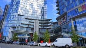 Altos edificios modernos de la subida con los coches parqueados en Bellevue céntrico, WA, los E.E.U.U. imagen de archivo Altos edificios modernos de la subida con los coches parqueados en Bellevue céntrico, WA, los E.E.U.U. imagen de archivo
