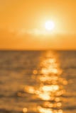 Alvorecer colorido sobre o mar, por do sol Por do sol m?gico bonito sobre o mar blurry Foto vertical blurry fotos de stock royalty free Alvorecer colorido sobre o mar, por do sol Por do sol m?gico bonito sobre o mar blurry Foto vertical blurry fotos de stock royalty free