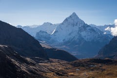Ama Dablam-bergpiek in Everest-de mening van het gebied van Chola-pas, stock foto's Ama Dablam-bergpiek in Everest-de mening van het gebied van Chola-pas, stock foto's