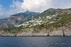 Amalfi kust nära Positano som ses från havet royaltyfri bild Amalfi kust nära Positano som ses från havet royaltyfri bild