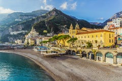 Amalfi stad Unik arkitektur Liten stad med stranden och berg royaltyfri fotografi Amalfi stad Unik arkitektur Liten stad med stranden och berg royaltyfri fotografi