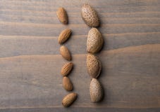 Amandes sur la table en bois photo stock Amandes sur la table en bois photo stock