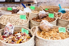 Amandes épluchées crues, fruits tropicaux secs, amandes crues avec la peau et fèves salées frites au marché de Sineu images libres de droits Amandes épluchées crues, fruits tropicaux secs, amandes crues avec la peau et fèves salées frites au marché de Sineu images libres de droits