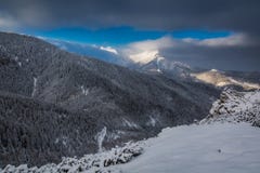 Amanecer frío en las montañas de Tatra en el invierno Fotos de archivo libres de regalías Amanecer frío en las montañas de Tatra en el invierno Fotos de archivo libres de regalías