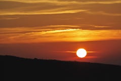Amanecer hermoso en las montañas, naranja brillante de la luz del sol en fondo de la naturaleza Fotos de archivo libres de regalías Amanecer hermoso en las montañas, naranja brillante de la luz del sol en fondo de la naturaleza Fotos de archivo libres de regalías