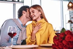 Amantes al principio de la historia de amor - susurros hermosos del hombre en oído bonito de la mujer imagen de archivo Amantes al principio de la historia de amor - susurros hermosos del hombre en oído bonito de la mujer imagen de archivo