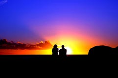 Amantes y puesta del sol foto de archivo libre de regalías Amantes y puesta del sol foto de archivo libre de regalías