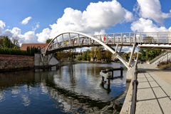 Amanti del ponte - fiume di Brda in Bydgoszcz fotografie stock libere da diritti Amanti del ponte - fiume di Brda in Bydgoszcz fotografie stock libere da diritti