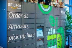 Amason skåp lokaliserade inre Whole Foods arkivbild Amason skåp lokaliserade inre Whole Foods arkivbild
