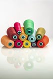 Amassez les bobines industrielles color?es dispos?es sur le fond blanc images libres de droits Amassez les bobines industrielles color?es dispos?es sur le fond blanc images libres de droits