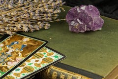 Amatista en un Libro verde, la lavanda y el tarot foto de archivo libre de regalías Amatista en un Libro verde, la lavanda y el tarot foto de archivo libre de regalías