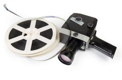 Amatörmässig filmkamera för tappning och rullar av toppna 8mm filmer arkivbild Amatörmässig filmkamera för tappning och rullar av toppna 8mm filmer arkivbild