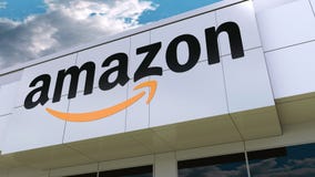 amazon logotipo de COM en la fachada moderna del edificio Representación editorial 3D stock de ilustración amazon logotipo de COM en la fachada moderna del edificio Representación editorial 3D stock de ilustración