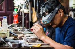 Ambachtjuwelen het maken Het zetten van de diamant op de ring royalty-vrije stock afbeeldingen Ambachtjuwelen het maken Het zetten van de diamant op de ring royalty-vrije stock afbeeldingen