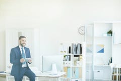 Ambitny kierownik projektu opracowywa strategię zdjęcie stock Ambitny kierownik projektu opracowywa strategię zdjęcie stock