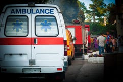 Ambulance, camion de pompiers et d'autres voitures de secours dans la rangée - vue arrière Images stock Ambulance, camion de pompiers et d'autres voitures de secours dans la rangée - vue arrière Images stock