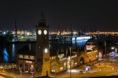 Amburgo Landungsbruecken alla notte, Germania immagine stock Amburgo Landungsbruecken alla notte, Germania immagine stock