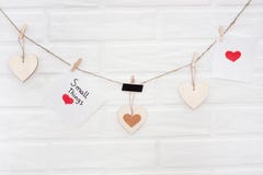Ame a festão dos Valentim com parede de tijolo em um fundo ` Pequeno das coisas do ` sábio da frase imagens de stock Ame a festão dos Valentim com parede de tijolo em um fundo ` Pequeno das coisas do ` sábio da frase imagens de stock