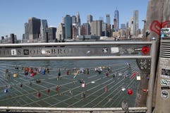 Ame las cerraduras en el parque del puente de Brooklyn en Nueva York fotografía de archivo libre de regalías Ame las cerraduras en el parque del puente de Brooklyn en Nueva York fotografía de archivo libre de regalías