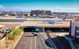 American Airlines an Phoenix-Himmel beherbergten Flughafen lizenzfreies stockbild American Airlines an Phoenix-Himmel beherbergten Flughafen lizenzfreies stockbild