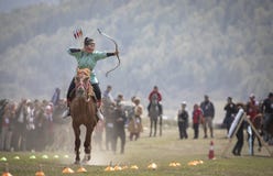 Amerikaanse dame die bij boogschieten op horseback bij Wereldnomade G concurreren stock foto Amerikaanse dame die bij boogschieten op horseback bij Wereldnomade G concurreren stock foto