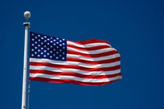 Amerikaanse vlag en blauwe hemel royalty-vrije stock foto Amerikaanse vlag en blauwe hemel royalty-vrije stock foto