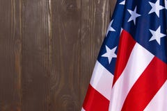 Amerikaanse vlag op een achtergrond van bruin hout De vlag van de Verenigde Staten van Amerika De te adverteren plaats, malplaatj stock afbeeldingen Amerikaanse vlag op een achtergrond van bruin hout De vlag van de Verenigde Staten van Amerika De te adverteren plaats, malplaatj stock afbeeldingen