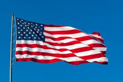 Amerikaanse Vlag tegen een blauwe hemel stock afbeeldingen Amerikaanse Vlag tegen een blauwe hemel stock afbeeldingen