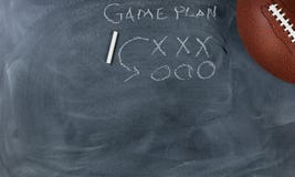 Amerikaanse voetbal met spelplan bij bord het plaatsen royalty-vrije stock afbeeldingen Amerikaanse voetbal met spelplan bij bord het plaatsen royalty-vrije stock afbeeldingen