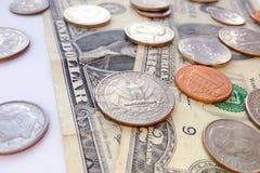 Amerikanska fjärdedel-, tiocentare- och encentmyntmynt på dollarUSA-bakgrund royaltyfri bild Amerikanska fjärdedel-, tiocentare- och encentmyntmynt på dollarUSA-bakgrund royaltyfri bild