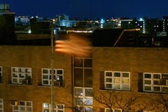 Amerikanska flaggan, stjärnor & band som vinkar i vinden under en stillhet och en tyst natt i Bronxen, NY, USA arkivfoton Amerikanska flaggan, stjärnor & band som vinkar i vinden under en stillhet och en tyst natt i Bronxen, NY, USA arkivfoton