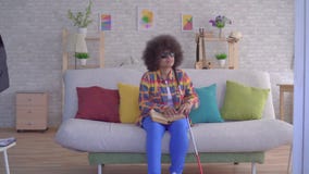 Amerykanin afrykańskiego pochodzenia kobieta z afro fryzurą wzrokowo uszkadzał czytać książkę z twój palcami zbiory Amerykanin afrykańskiego pochodzenia kobieta z afro fryzurą wzrokowo uszkadzał czytać książkę z twój palcami zbiory