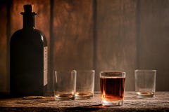 Amerykański Zachodni legendy whisky szkło na westernu barze zdjęcie royalty free Amerykański Zachodni legendy whisky szkło na westernu barze zdjęcie royalty free