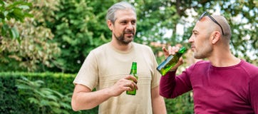 Amici che bevono birra fotografia stock libera da diritti Amici che bevono birra fotografia stock libera da diritti