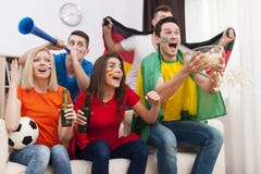 Amici che guardano partita di football americano sulla TV immagini stock Amici che guardano partita di football americano sulla TV immagini stock