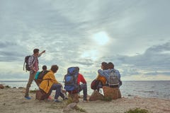 Amici che riuniscono e che esaminano il paesaggio del mare fotografie stock Amici che riuniscono e che esaminano il paesaggio del mare fotografie stock