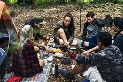 Amici che si accampano insieme nella foresta fotografie stock libere da diritti Amici che si accampano insieme nella foresta fotografie stock libere da diritti