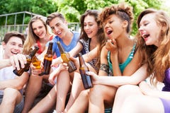 Amici che tostano con la birra Amici che tostano con la birra