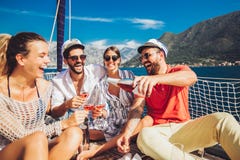 Amici con i vetri di champagne sull'yacht Vacanza, viaggio, mare, amicizia e concetto della gente fotografie stock Amici con i vetri di champagne sull'yacht Vacanza, viaggio, mare, amicizia e concetto della gente fotografie stock