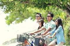 Amici divertendosi la bicicletta di guida insieme immagini stock Amici divertendosi la bicicletta di guida insieme immagini stock