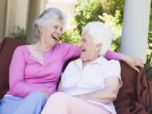 Amici femminili maggiori che ridono insieme Fotografie Stock Libere da Diritti Amici femminili maggiori che ridono insieme Fotografie Stock Libere da Diritti