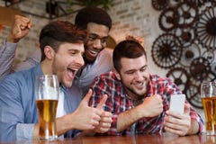 Amici maschii che hanno Video-chiamata su Smartphone in Antivari fotografie stock libere da diritti Amici maschii che hanno Video-chiamata su Smartphone in Antivari fotografie stock libere da diritti