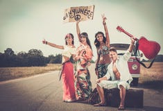 amici Multi-etnici di hippy su un viaggio stradale fotografia stock amici Multi-etnici di hippy su un viaggio stradale fotografia stock